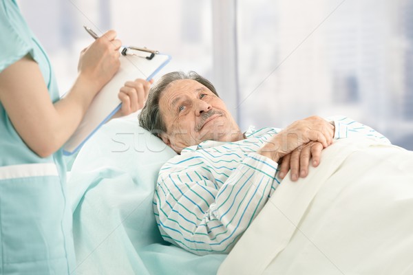 [[stock_photo]]: Infirmière · prendre · des · notes · vieux · patient · presse-papiers