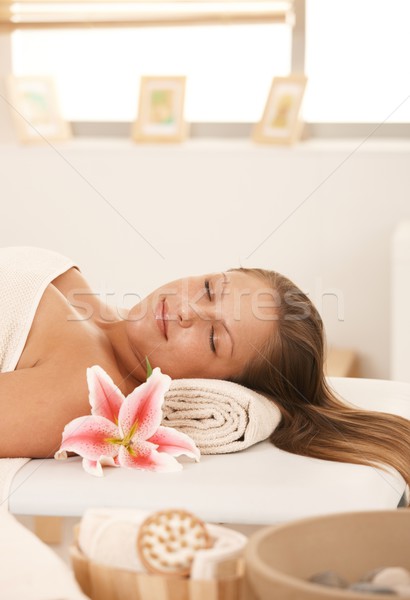 Stockfoto: Jonge · vrouw · massage · bed · portret