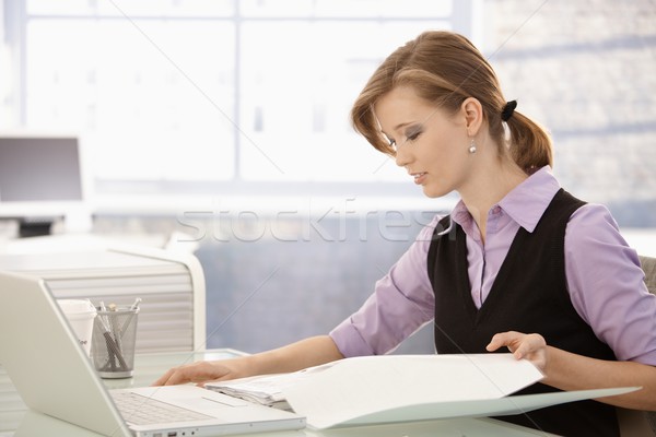 Kantoormedewerker papierwerk bureau vergadering kantoor werk Stockfoto © nyul