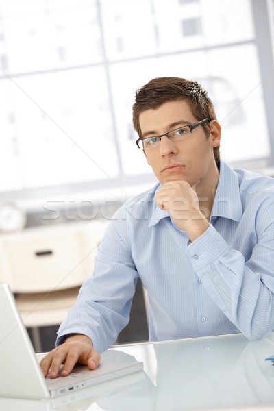 Stockfoto: Portret · denken · zakenman · vergadering · kantoor · laptop · computer