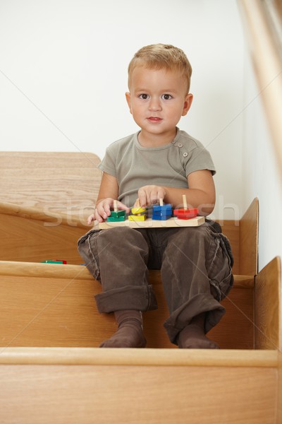 Stockfoto: Weinig · jongen · spelen · trap · vergadering · kleurrijk