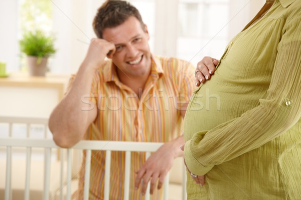 Foto stock: Expectante · padres · cuna · hombre · riendo · embarazadas