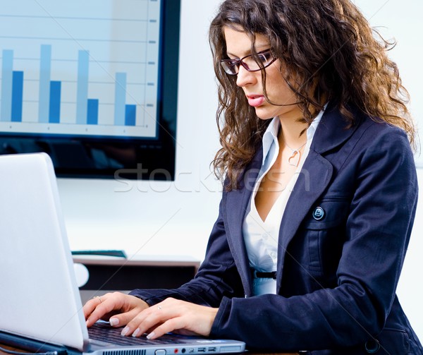 Stock foto: Geschäftsfrau · arbeiten · Computer · jungen · Laptop-Computer · Tagungsraum