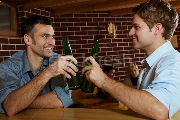 ストックフォト: 二人の男性 · 飲料 · ビール · バー · ボトル · 笑みを浮かべて