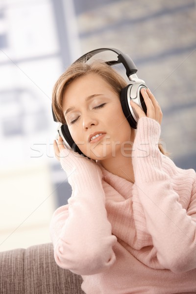 [[stock_photo]]: Jeune · femme · écouter · musique · casque · séduisant