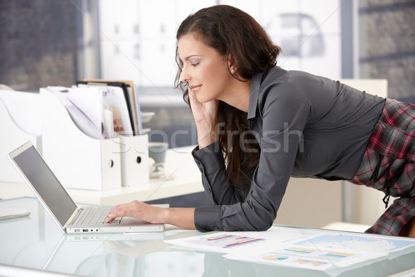 Foto stock: Jovem · empresária · usando · laptop · escritório · atraente · internet
