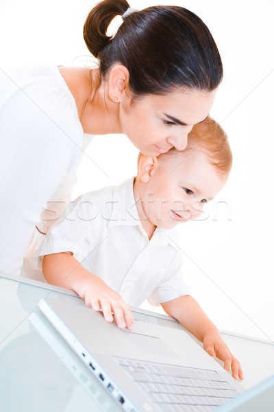 Stockfoto: Moeder · baby · met · behulp · van · laptop · jaren · oude · jongen