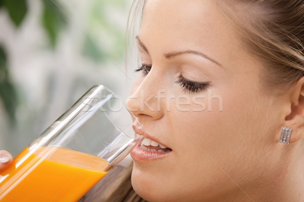 Foto stock: Mulher · jovem · potável · suco · de · laranja · retrato · belo