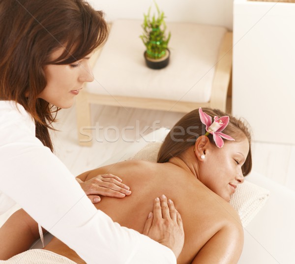 Masażysta powrót masażu ręce młodych Zdjęcia stock © nyul