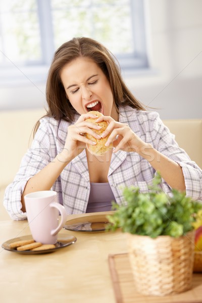 Hongerig vrouw sandwich ontbijt tabel Stockfoto © nyul