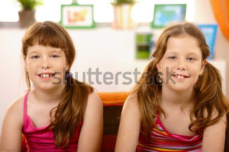 [[stock_photo]]: Portrait · heureux · jeune · fille · souriant · caméra