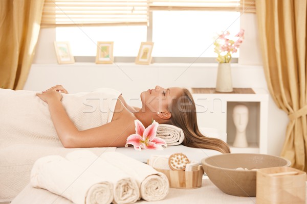 Foto stock: Mulher · jovem · massagem · cama · estância · termal · atraente