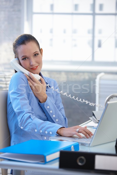 [[stock_photo]]: Portrait · occupés · femme · d'affaires · coup · de · téléphone · utilisant · un · ordinateur · portable · ordinateur