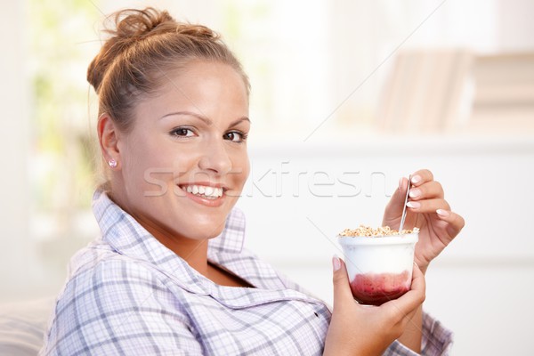 Aantrekkelijk jonge vrouw eten yoghurt home dieet Stockfoto © nyul
