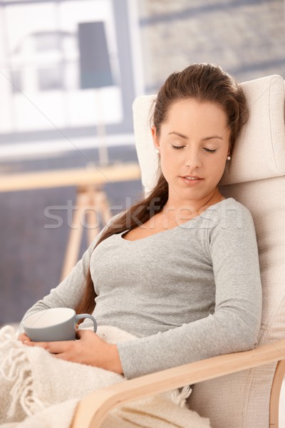 Relaxare fotoliu tineri femeie atragatoare Imagine de stoc © nyul