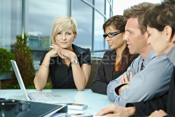 üzletemberek megbeszélés szabadtér csoport fiatal ül Stock fotó © nyul