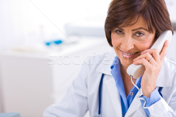 [[stock_photo]]: Médecin · appelant · téléphone · supérieurs · Homme · souriant