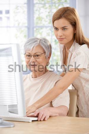 Vrouwelijke gepensioneerde luisteren artsen toelichting Stockfoto © nyul