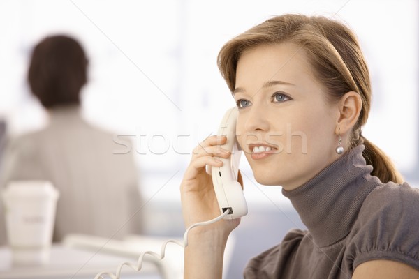 Jonge vrouw praten telefoon portret naar camera Stockfoto © nyul