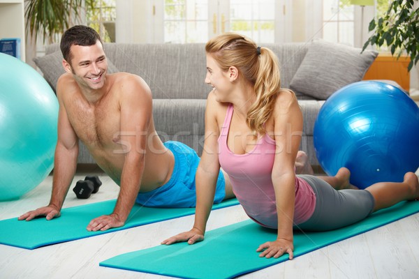 Pareja abdominal fitness colchón mirando Foto stock © nyul