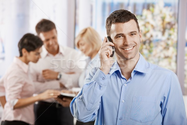 Om de afaceri vorbesc mobil portret fericit telefon mobil Imagine de stoc © nyul