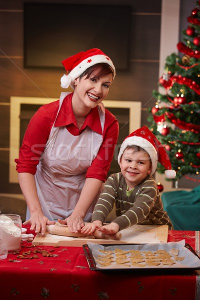 Foto d'archivio: Felice · mamma · cottura · figlio · Natale · guardando