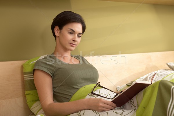 Stockfoto: Vrouw · lezing · bed · vergadering · alleen · boek