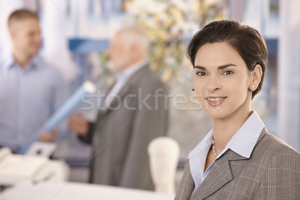 Iroda portré felnőtt üzletasszony néz kamera Stock fotó © nyul