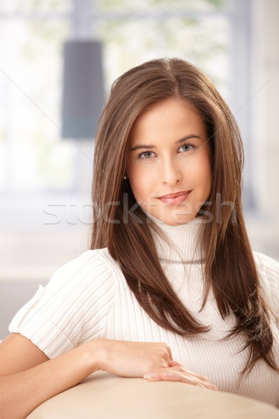 商業照片: 肖像 · 微笑 · 美女 · 坐在 · 沙發 · 面對