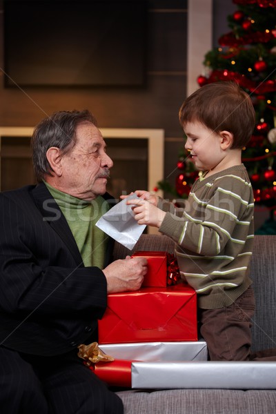 Stock foto: Wenig · Junge · Weihnachten · vorliegenden · Großvater · schauen