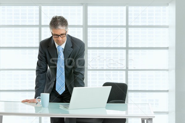 Bezorgd zakenman laptop computer naar beneden te kijken Stockfoto © nyul