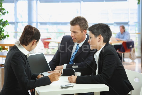 Business sprechen Kaffeehaus glücklich jungen Geschäftsleute Stock foto © nyul