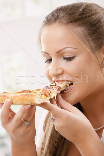 Jonge vrouw eten pizza slice mooie voedsel Stockfoto © nyul