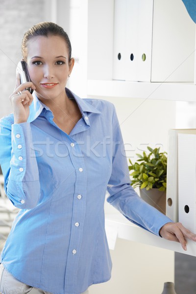 Portret kantoormedewerker telefoongesprek mooie naar camera Stockfoto © nyul