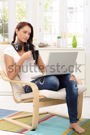 Vonzó nő dolgozik otthon laptopot használ vonzó fiatal nő Stock fotó © nyul