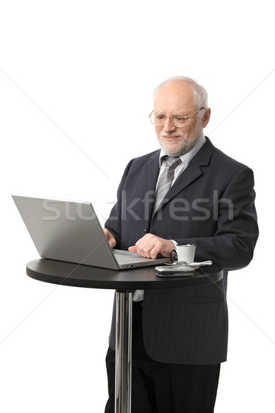 Szczęśliwy starszy biznesmen portret za pomocą laptopa Zdjęcia stock © nyul