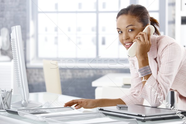 Elfoglalt iroda lány beszél telefon asztal Stock fotó © nyul