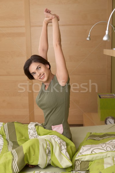 Glimlachende vrouw omhoog vergadering bed ochtend Stockfoto © nyul