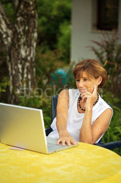 シニア 女性 ノートパソコン 現代 女性 座って ストックフォト © nyul