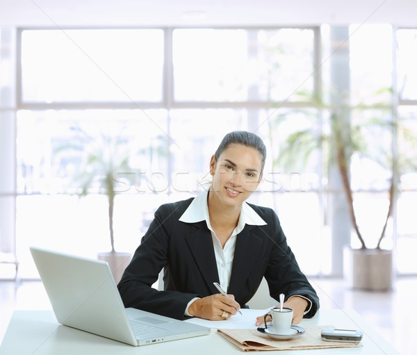 [[stock_photo]]: Femme · d'affaires · écrit · note · heureux · séance · table