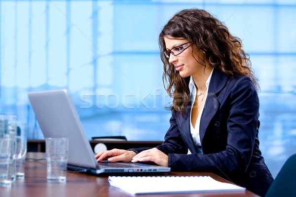Imagine de stoc: Femeie · de · afaceri · lucru · calculator · fericit · tineri · laptop