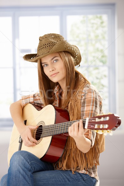 Foto d'archivio: Attraente · ragazza · giocare · chitarra · occidentale · Hat · attrattivo