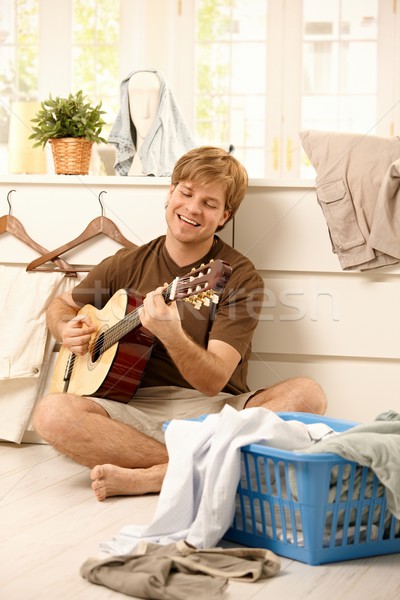 Foto stock: Cara · guitarra · lavanderia · alegre · cantando · jogar