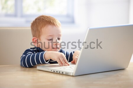 Stock foto: Kid · spielen · wenig · Laptop · home · Sitzung