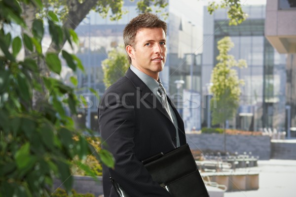 Uitvoerende kantoorgebouw portret zakenman permanente aktetas Stockfoto © nyul