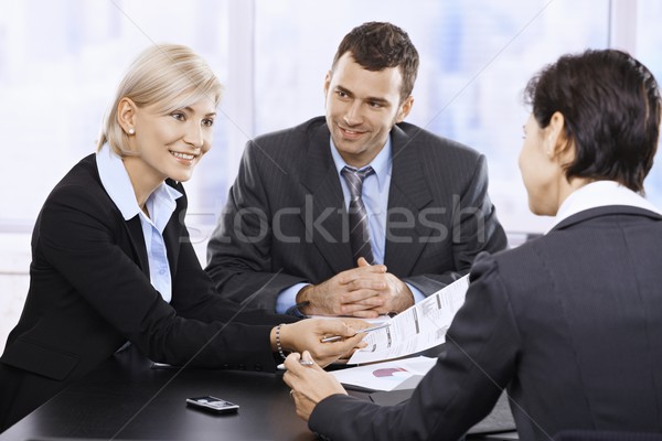 Stockfoto: Vergadering · glimlachend · document · vrouw · kantoor