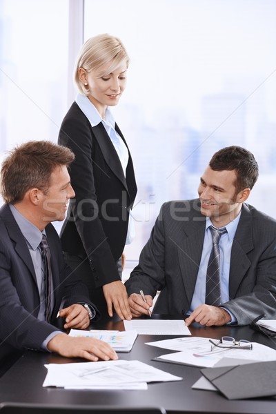 Zakenman ondertekening contract vergadering glimlachend assistent Stockfoto © nyul