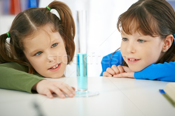 Foto stock: Colegialas · mirando · tubo · de · ensayo · elemental · edad · escuela