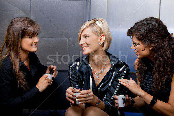 Kaffeepause Gruppe jungen Geschäftsfrauen Sitzung Couch Stock foto © nyul