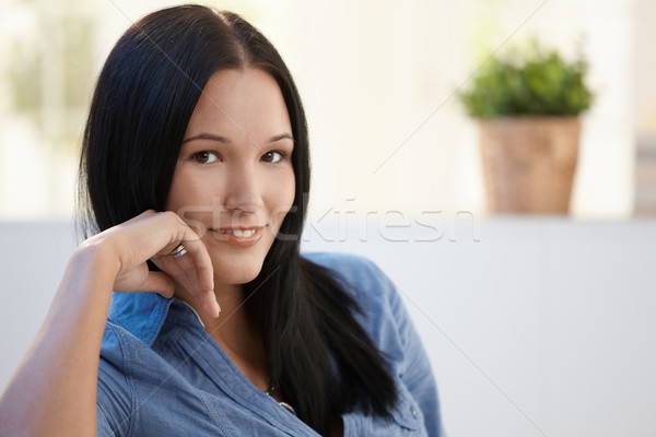 Portret zâmbitor parul inchis la culoare femeie Imagine de stoc © nyul
